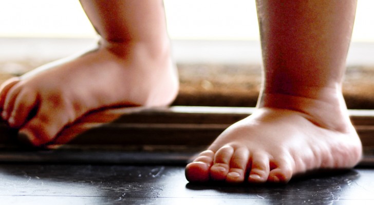 Un fisioterapista ha spiegato perché i bambini dovrebbero camminare scalzi fino ai 9 mesi