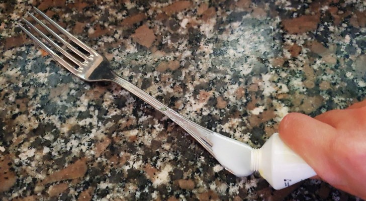 Zahnpasta auf Besteck: in wenigen Minuten zu einem unerwarteten Ergebnis