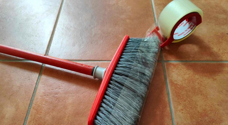 Scopa: il trucco facile e perfetto per usarla come veri professionisti del pulito