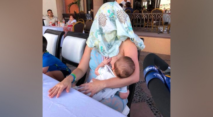 A stranger tells a mother to cover herself while breastfeeding: she gives him a perfect response