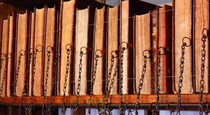 Nel medioevo alcuni libri venivano incatenati: qual è il motivo dietro questa strana usanza?
