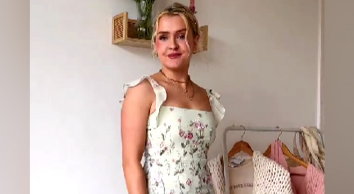 Meisje wordt overspoeld met kritiek vanwege de jurk die ze koos voor de bruiloft van haar vriendin