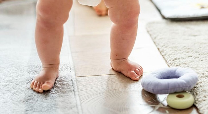 Il motivo per cui i bimbi dovrebbero camminare a piedi nudi fino a 9 mesi? Lo spiega un fisioterapista