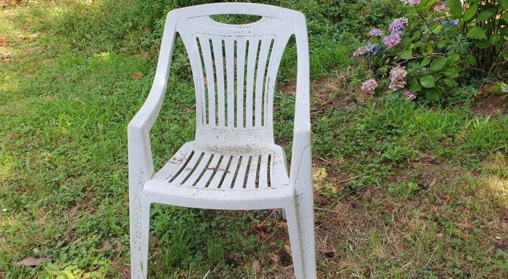 Chaises de jardin abîmées : des astuces pour les rénover quand elles ont décoloré ou qu'elles sont tachées