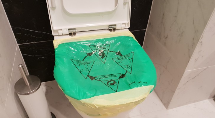 Met de zakmethode kun je het probleem van een verstopt toilet snel oplossen