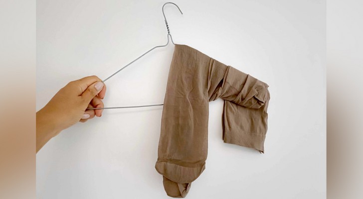 Wikkel een panty op een hanger: de perfecte "truc" om overal in huis te gebruiken