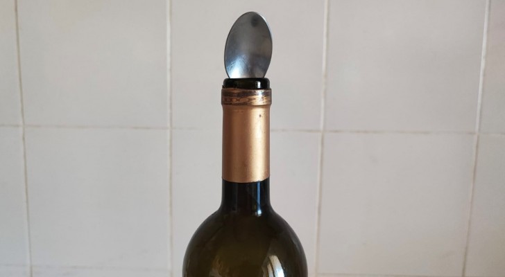 Förr i tiden var det vanligt att sätta en sked i den öppna mousserande vinflaskan: här är den märkliga anledningen