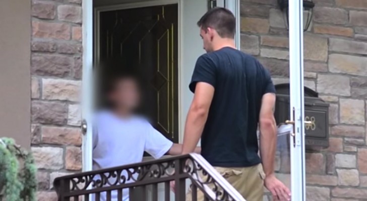 He claims to be mommy's friend and asks to come in the house: here's the reaction of children