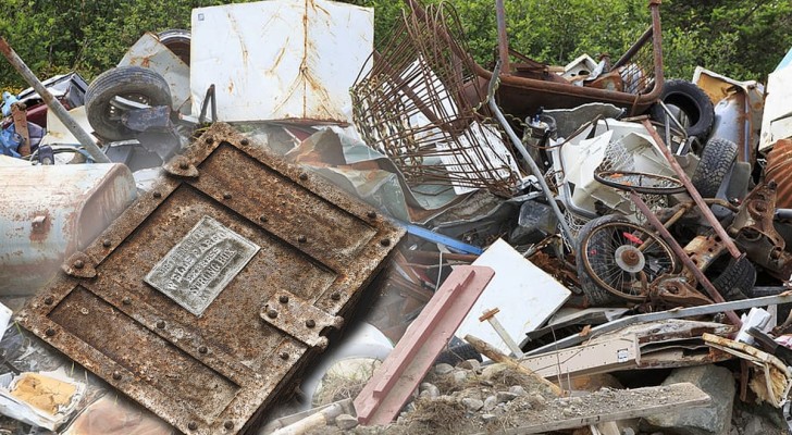 Un vieux coffre-fort est abandonné dans une décharge : les ouvriers l'ouvrent et restent incrédules