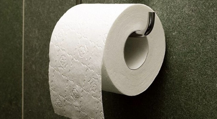 Waar moet het toiletpapier worden geplaatst? Het kan zijn dat het op de verkeerde plek in je badkamer staat