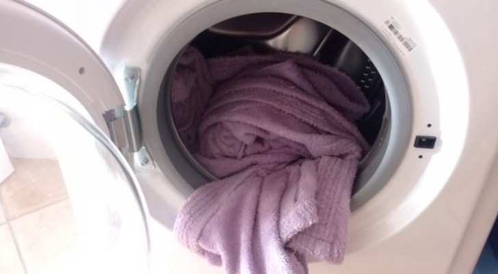 Cattivi odori sugli asciugamani anche dopo il bucato: le cause e i suggerimenti per evitarli