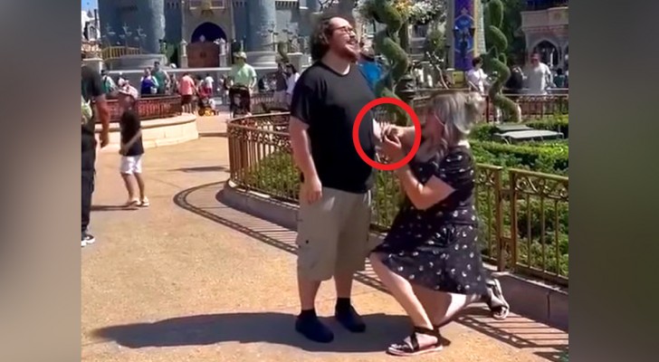 Hon friar till sin pojkvän, men han reagerar på ett mycket oväntat sätt (+VIDEO)