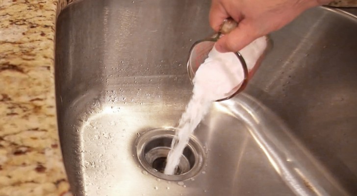 She pours simple ingredients in the sink: here is how to solve a very common problem!