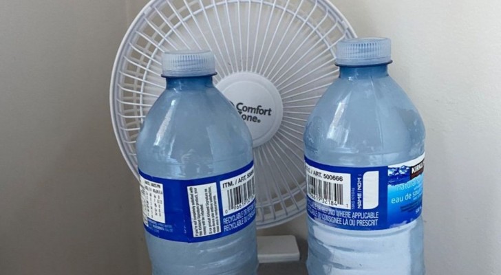 Il trucco delle bottiglie di fronte al ventilatore diventa ancora più efficace con un ingrediente extra