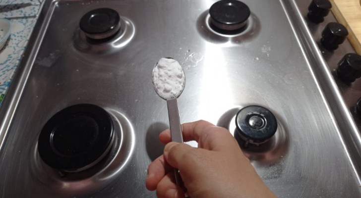 Pulite a fondo il vostro piano cottura usando solo un cucchiaio di bicarbonato