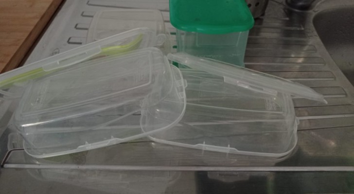 I contenitori in plastica ingialliti tornano perfettamente bianchi in un attimo con 4 facili trucchi
