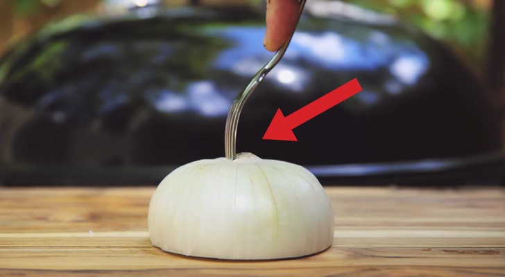 Eine halbe Zwiebel und eine Gabel: Ein genialer Trick für euren Grill