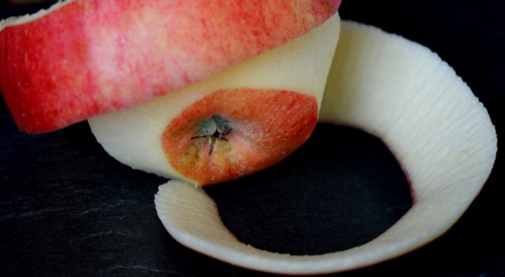 Hai sempre sbucciato la mela in modo sbagliato: questo è l'unico metodo per evitare sprechi inutili