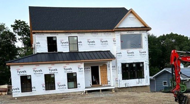 Un médecin revient après cinq ans sur un terrain qui lui appartient : il y trouve une maison d'une grande valeur construite