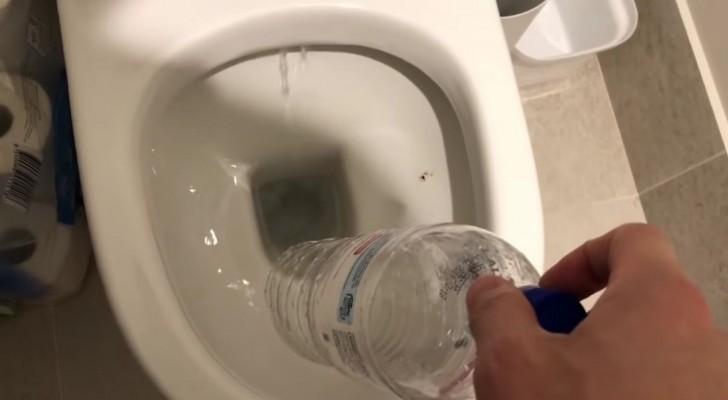 Come sgorgare il WC intasato servendosi soltanto di una bottiglia di plastica