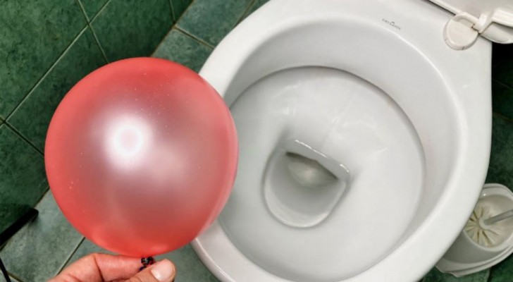 Vad händer om du stoppar en ballong i toaletten? Det roliga städtricket att testa