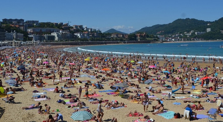 Spiaggia vieta ai bagnanti di urinare in mare: ecco cosa succede a chi non rispetta il provvedimento
