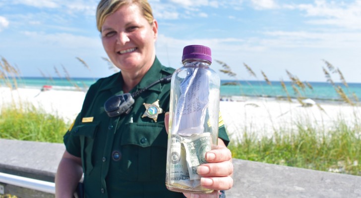 Polizistin findet eine ungewöhnliche Flasche am Meeresufer, die eine bewegende Nachricht enthält