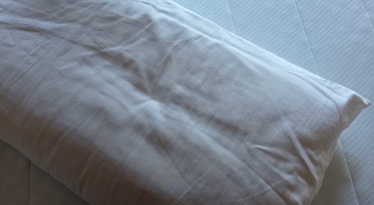Vlekken op matrassen kussens en dekens? Verwijder ze simpel en snel met deze trucs