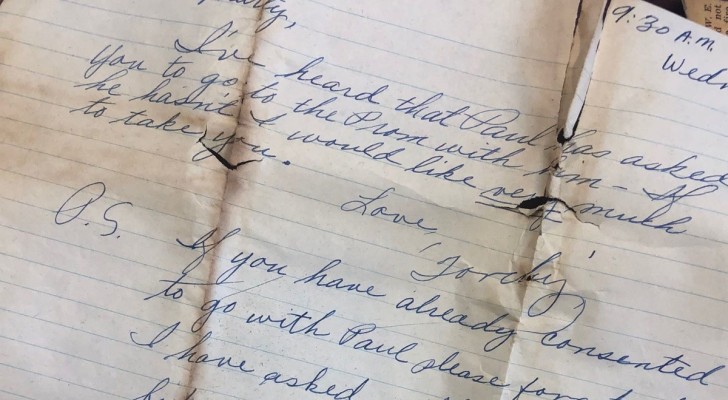 Durante i lavori in una scuola ritrovano una borsa dimenticata 70 anni prima: all'interno c'era una lettera