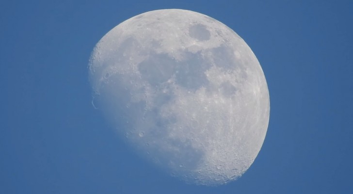 Il filme la lune avec l'appareil photo puis il zoome : les images sont exceptionnelles