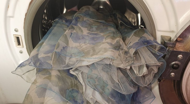 Lavare il tulle: le dritte da seguire per capi smacchiati, da lavare facilmente in casa