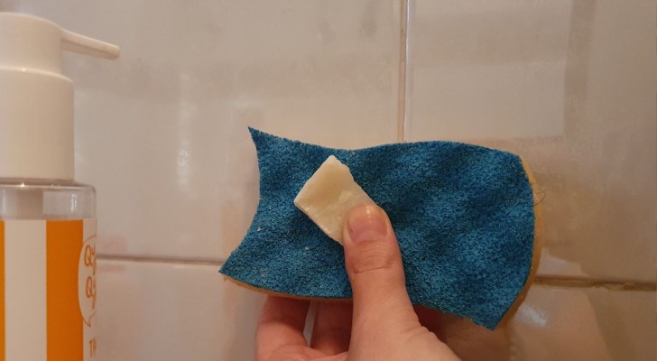 Una dritta semplice per profumare tutto il bagno quando lavi le piastrelle