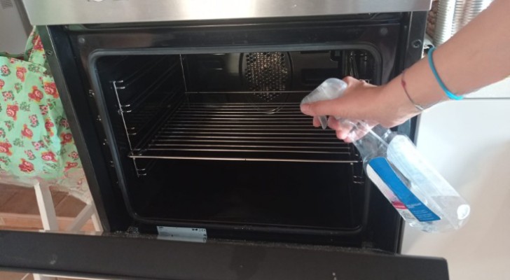 De oven schoonmaken gaat snel en gemakkelijk met dit eenvoudige DIY middeltje
