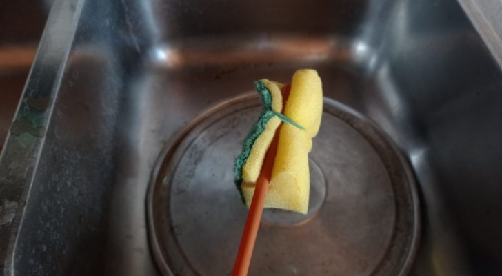 Om de keuken perfect schoon te maken, zorg voor een elastiekje en een spons