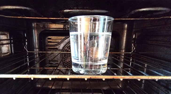 Un verre d'eau dans le four : l'astuce pour vous aider à faire des économies