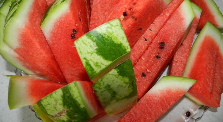 Schillen van watermeloenen: gooi ze niet weg! Als je ze op deze manier gebruikt, zul je nooit meer zonder kunnen