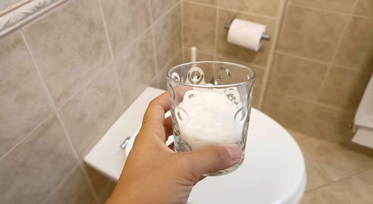 Bicchiere di sale in bagno: un ottimo alleato contro ogni problema