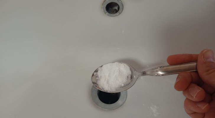 Une cuillère à soupe de bicarbonate soude au fond de l'évier suffit pour obtenir des résultats incroyables 