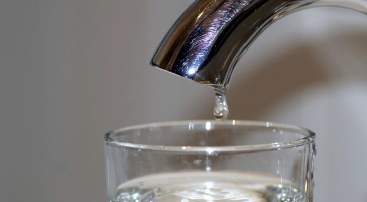 Bere l'acqua del rubinetto di casa è pericoloso? Ecco la verità