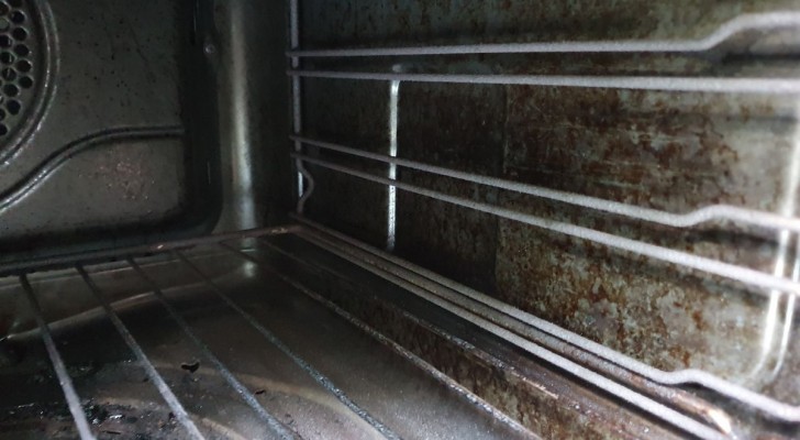 Verbrande olie in de oven: verwijder aangekoekt vuil zonder onnodige moeite