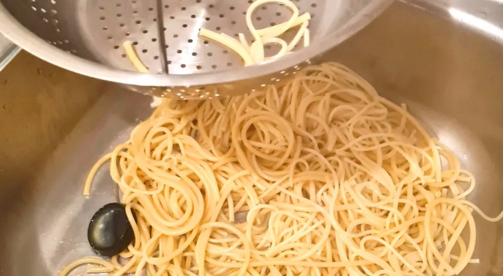 Una delle cause più frequenti delle tubature bloccate è lei: l'errore che facciamo quando scoliamo la pasta