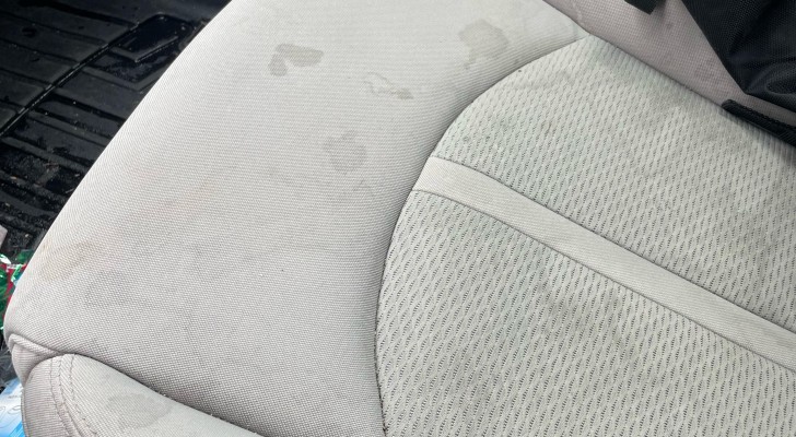 Hartnäckige Flecken auf Autositzen mit diesen einfachen Mitteln entfernen