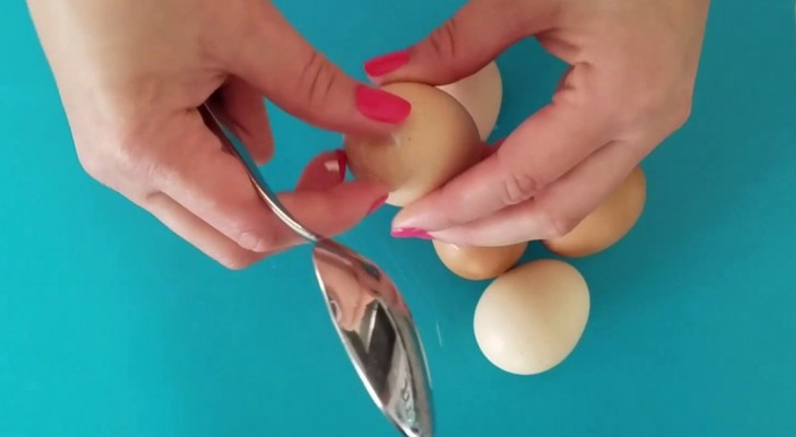 Il metodo migliore per sbucciare le uova sode in pochi secondi