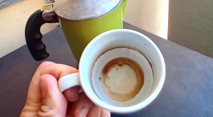 Il metodo più veloce e pratico per togliere il cerchio del caffè dalle tazzine e farle tornare bianchissime