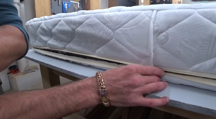 Ein bequemes Bett, ohne ein Vermögen auszugeben? Sie können Ihre eigene Matratze mit DIY machen