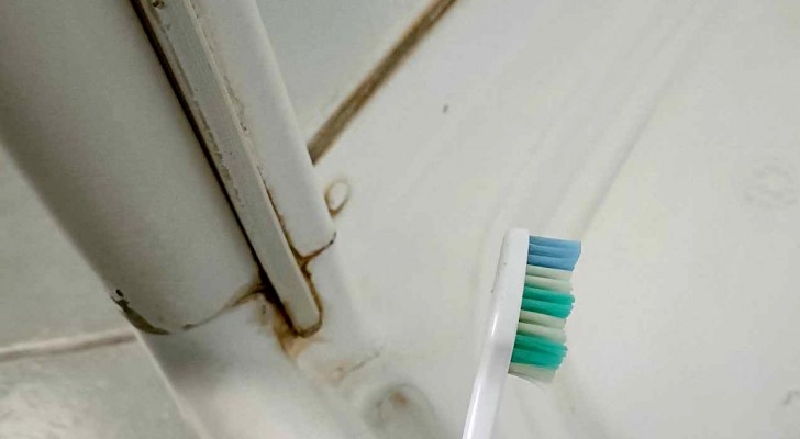 Schmutzige, verschimmelte Duschstangen? Versuchen Sie diesen einfachen und kostengünstigen Trick