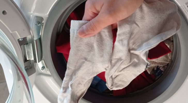 Bleichen Sie geschwärzte Socken direkt in der Waschmaschine mit diesem einfachen Trick