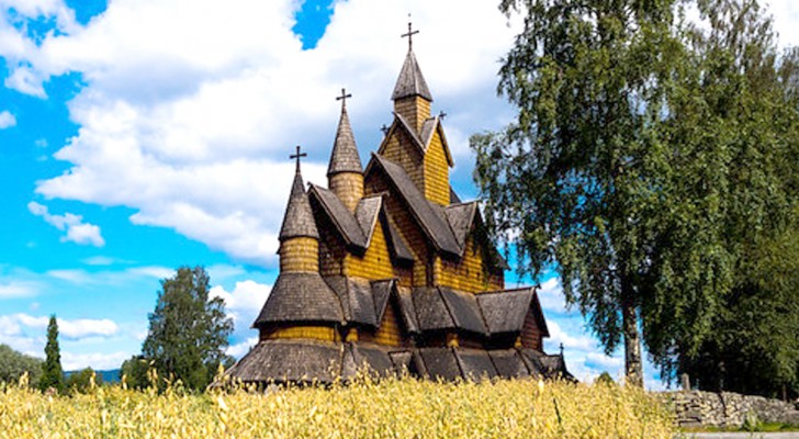 Det finns en kyrka som är helt i trä med en mystisk charm, låt oss upptäcka den tillsammans