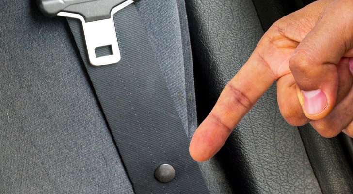A cosa serve il bottone sulla cintura di sicurezza? Pochi sanno quanto è utile