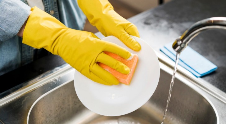 Come lavare i piatti efficacemente, risparmiando e senza l'uso della lavastoviglie